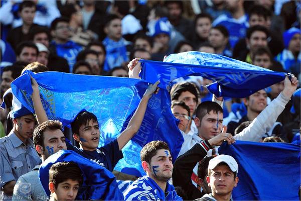 حاشیه های دربی 77/ هوادار استقلال از حال رفت، پرسپولیسی‌ها نارنجک زدند