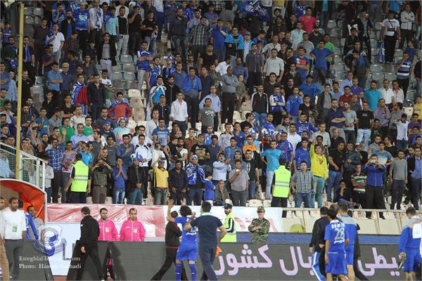 حاشیه دیدار ملوان_استقلال/خرید 4 هزار بلیط توسط باشگاه ملوان،وزش باد شدید در ورزشگاه