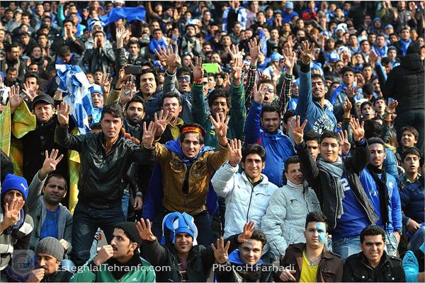 حاشیه دیدار ذوب‌آهن و استقلال: اعتراض تماشاگران به دایی