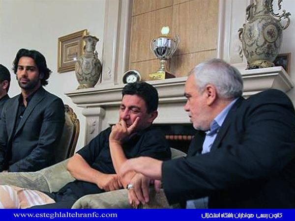 عکس روز : حضور فرهاد مجیدی در منزل  امیر قلعه نویی برای عرض تسلیت