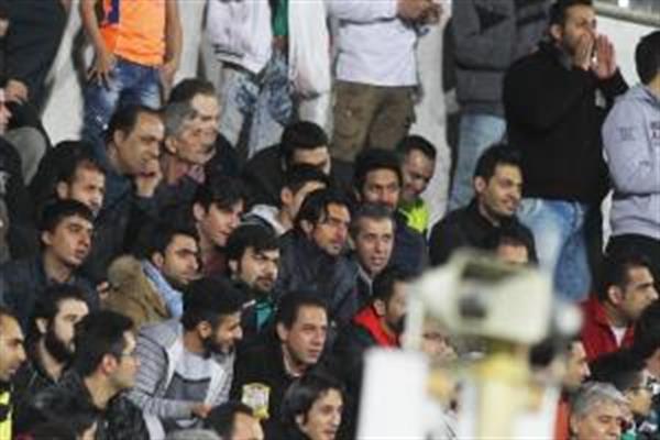 حاشیه دیدار نفت- ذوب آهن/آسیب دیدگی مامور نیروی انتظامی و حضور 12 هزار نفر