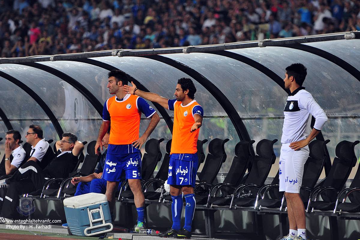 لیگ برتر ایران دوره 13 هفته 2 - استقلال 1 سپاهان 2 - 10 مرداد 1392 - ورزشگاه آزادی - حرص و جوش مجیدی و عمران زاده روی نیمکت استقلال