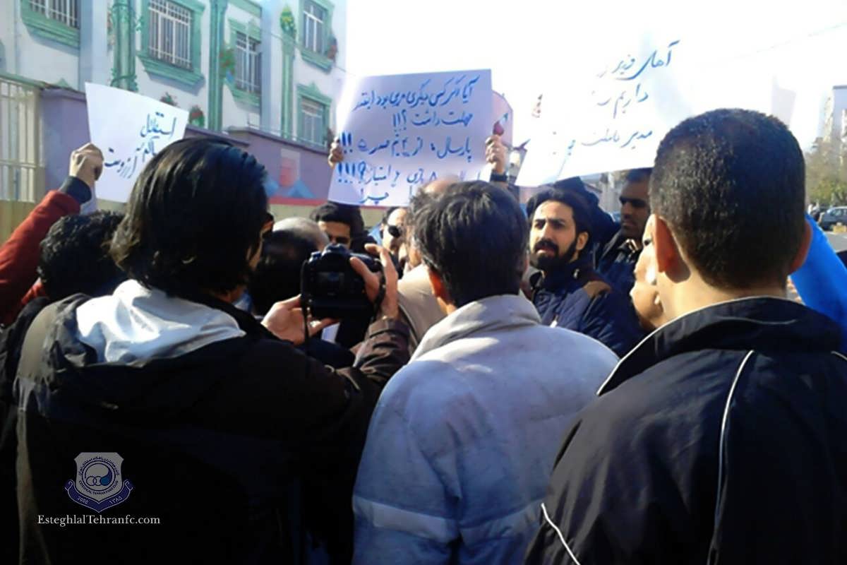 اعتراض تعدادی از هواداران مقابل باشگاه استقلال -  6 آذر 1393  - 1